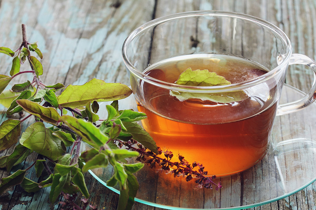 Le tulsi fait partie des meilleures plantes adaptogènes pour dormir.